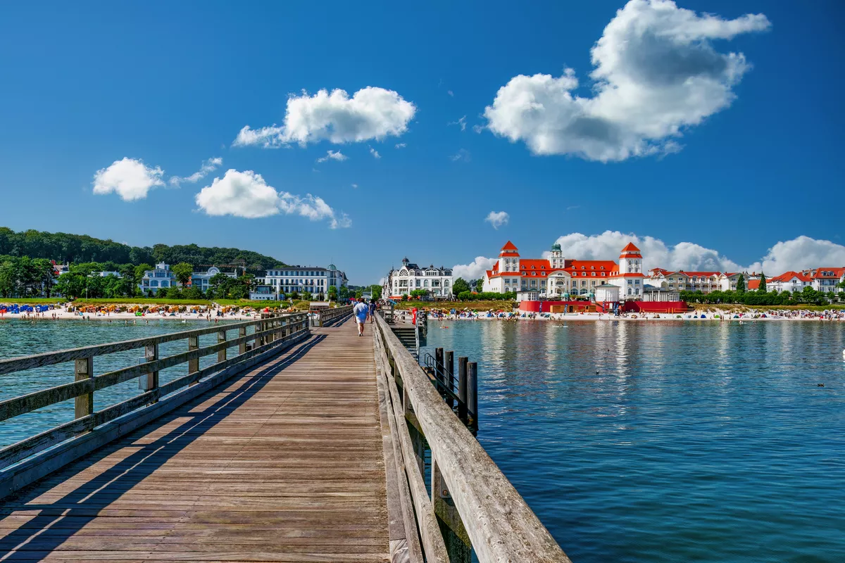 Blick von der Seebrücke auf das Kurhaus Binz, Rügen - © hifografik - stock.adobe.com