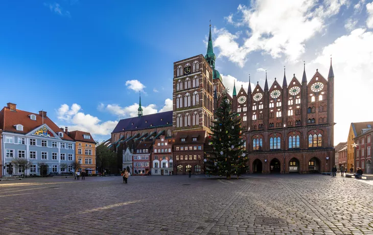 © Karl - stock.adobe.com - Alter Markt von Stralsund