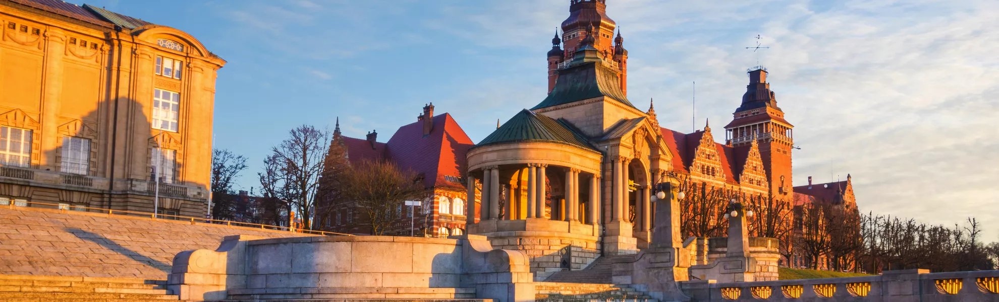 Krokusse blühen auf der Hakenterrasse in Stettin - © Mike Mareen - stock.adobe.com