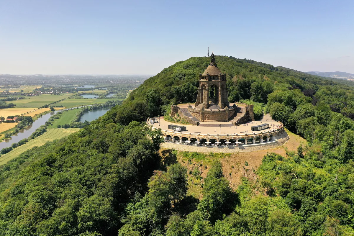 Porto Westfalica mit Kaiser-Wilhelm-Denkmal - ©Jürgen Krüger - stock.adobe.com