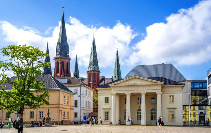 © Sina Ettmer - stock.adobe.com - Schlossplatz in Oldenburg