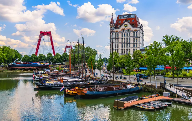 © Nancy Pauwels - stock.adobe.com - Panoramablick auf die Stadt Rotterdam mit dem alten Hafen
