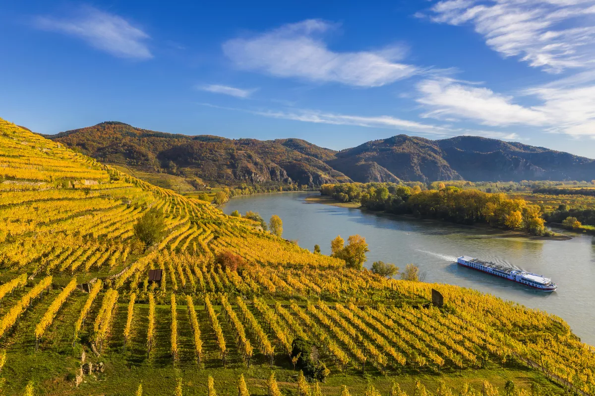 Herbstpanorama des Wachautals (Unesco-Weltkulturerbe) mit Schiff auf der Donau in der Nähe des Dorfes Weißenkirchen in Niederösterreich - © Tomas Marek - stock.adobe.com