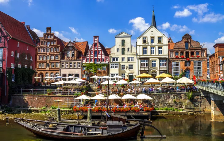 ©Sina Ettmer - stock.adobe.com - Stintmarkt am Lüneburger Hafen