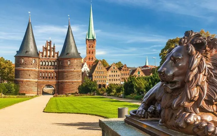 © Wolfgang Jargstorff - Fotolia - Lübecker Holstentor mit Löwe