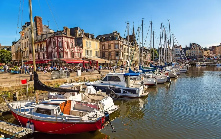 © Sergii Figurnyi - stock.adobe.com - Hafen von Honfleur 