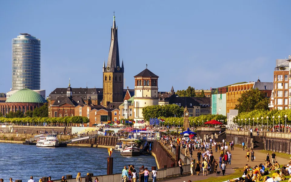 Rheinpromenade in Düsseldorf - ©HeinzWaldukat - stock.adobe.com