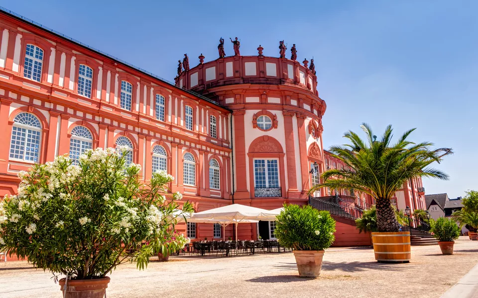 Schloss Biebrich in Wiesbaden an einem Sommertag - © mije shots - stock.adobe.com