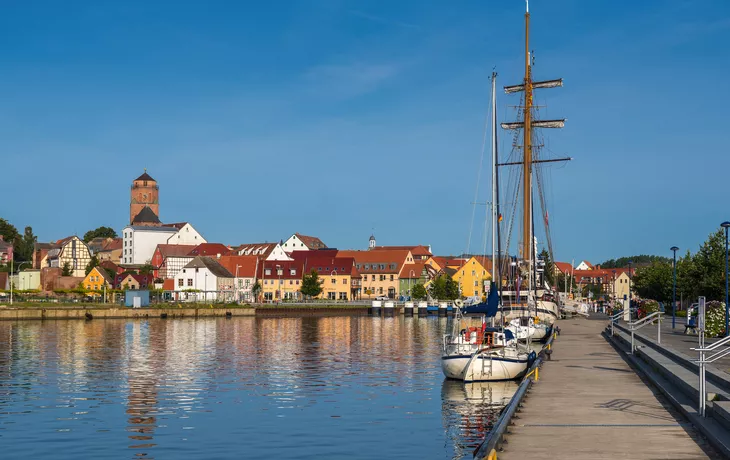 ©Mattoff - stock.adobe.com - Hafen und Altstadt von Wolgast