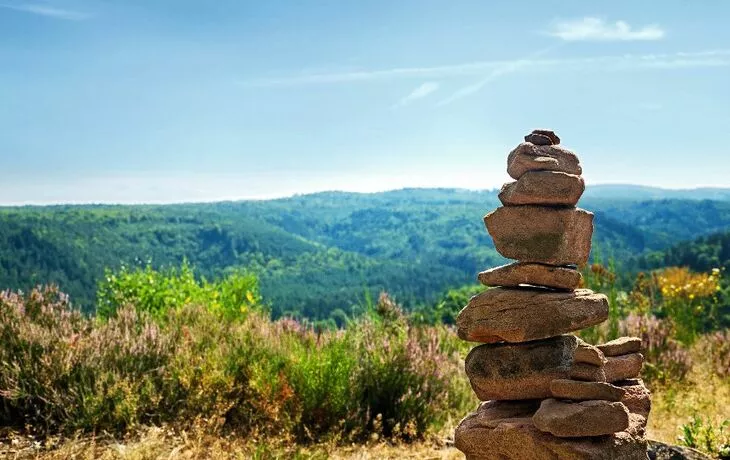 © Petair - Fotolia - Steinhaufen an Wanderweg im Pfälzer Wald