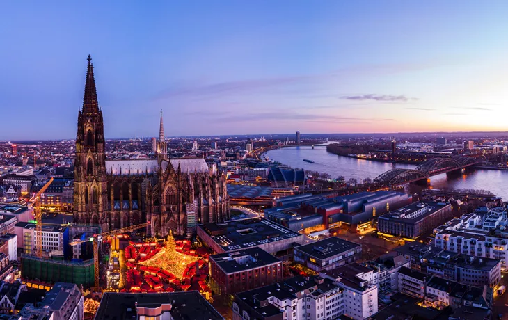 © Fokke - stock.adobe.com - Weihnachtsmarkt am Kölner Dom