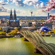 Luftaufnahme von Köln im Frühling