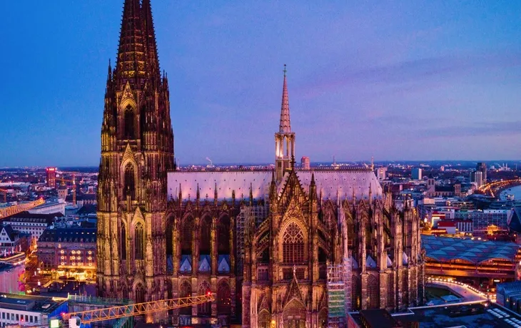 © Fokke Baarssen - stock.adobe.com - Kölner Weihnachtsmarkt