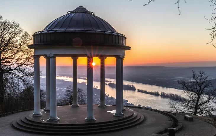 © parallel_dream - stock.adobe.com - winterlicher Blick vom Niederwalddenkmal in Rüdesheim