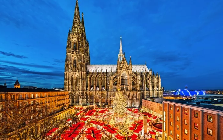 © Mapics - stock.adobe.com - Weihnachtsmarkt am Kölner Dom