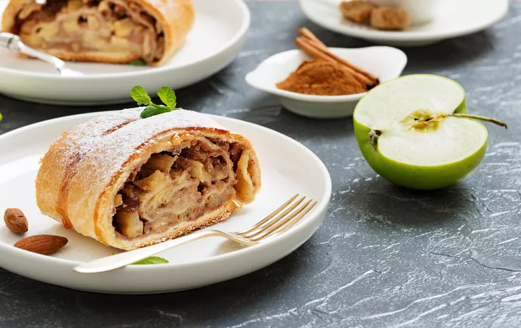 Selbst gemachter Apfelstrudel mit frischen Äpfeln,Nüsse und Puderzucker.