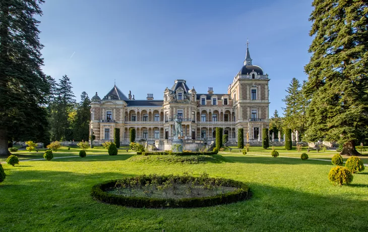 © romanple - stock.adobe.com - Wiener Hermesvilla in Herbst