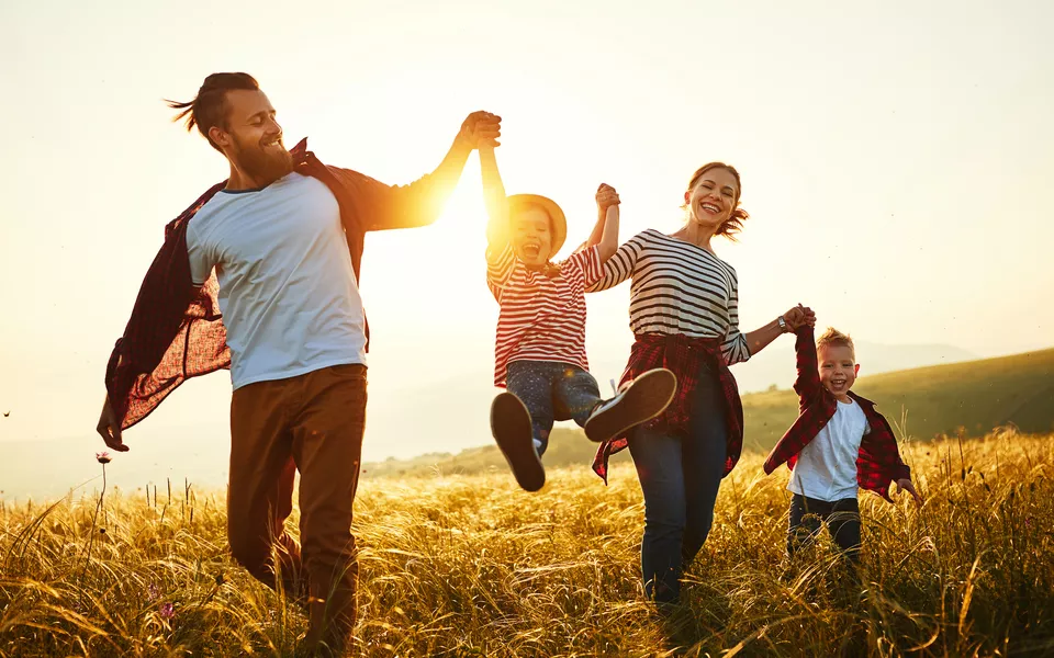Glückliche Familie: Mutter, Vater, Kinder, Sohn und Tochter bei Sonnenuntergang