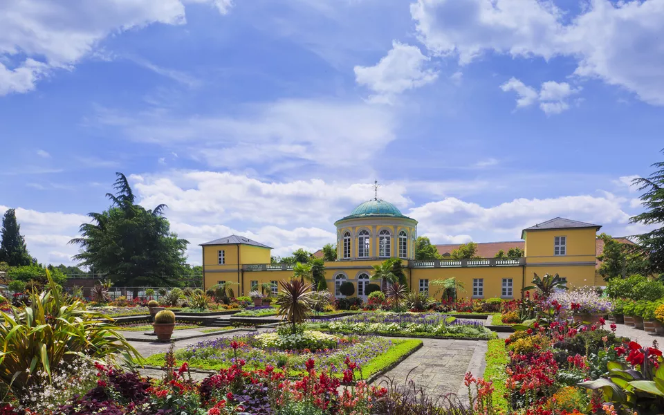 Botanischer Garten (Berggarten) der Herrenhäuser Gärten mit Bibliotheksgebäude