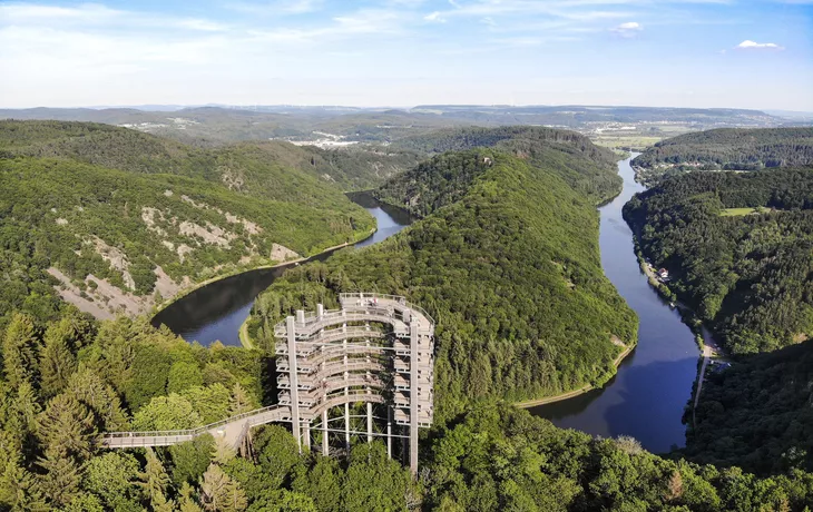 © Henry Czauderna - stock.adobe.com - Luftbild Saarschleife mit Baumwipfelpfad