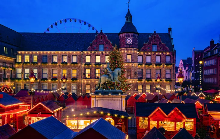© Chris Goettert - stock.adobe.com - Weihnachtsmarkt in Düsseldorf 