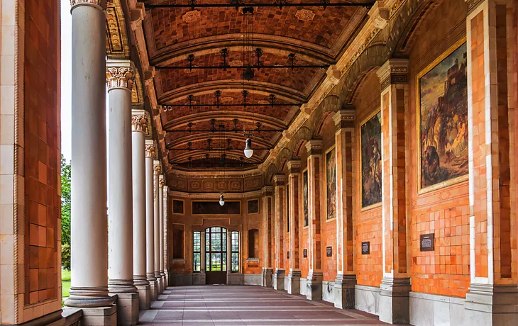 © dbrnjhrj - stock.adobe.com - Trinkhalle in Baden-Baden