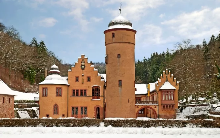 © mojolo - stock.adobe.com - Schloss Mespelbrunn an einem herrlichen Wintertag