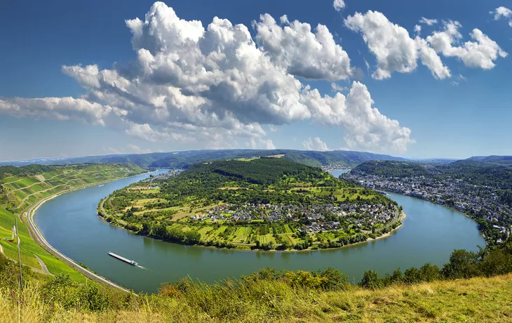© Pecold - stock.adobe.com - Panoramablick auf die größte Rheinschleife mit Blick auf Boppard, Filsen und Osterspai