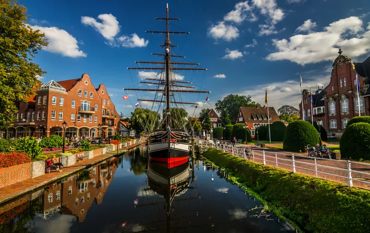 © TimosBlickfang - stock.adobe.com - Papenburg mit Museumsschiff