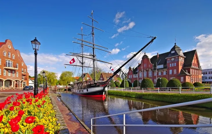 © LianeM - Fotolia - Papenburg mit Museumsschiff