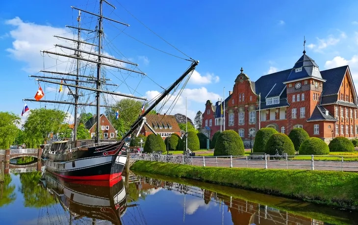 © Comofoto - stock.adobe.com - Papenburg mit Museumsschiff
