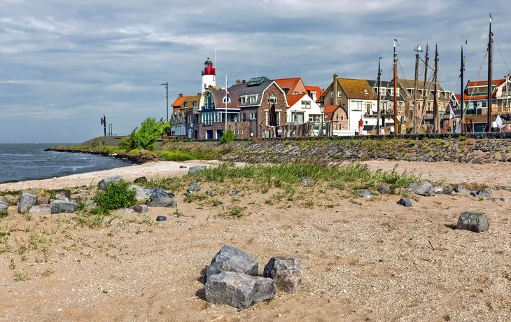 © Kruwt - stock.adobe.com - Dorfszene Form Strand von Urk, altes niederländisches Fischerdorf