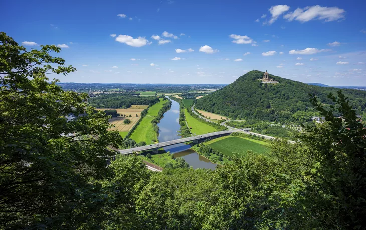 © RuZi - stock.adobe.com - Weser zwischen Wiehengebirge und Wesergebirge bei Porta Westfalica