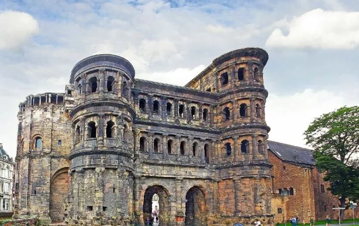 © Pecold - Fotolia - Porta Nigra: das schwarze Stadttor von Trier