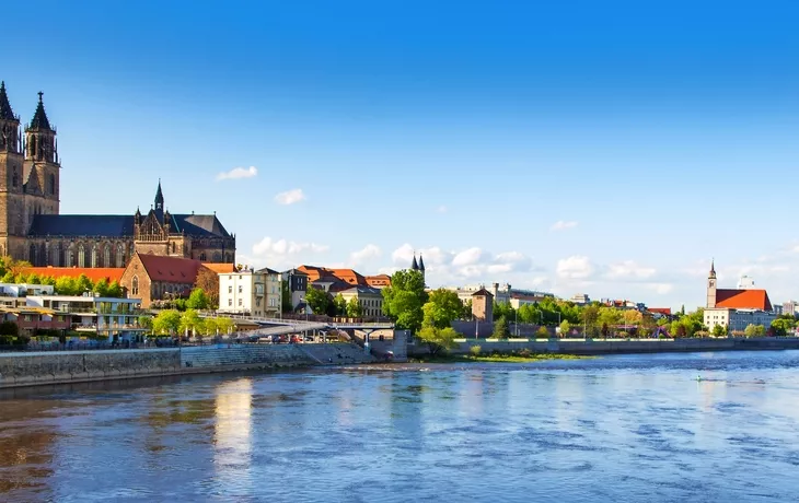 © Hanker - stock.adobe.com - Magdeburg an der Elbe mit Dom, Elbterassen und Johanniskirche im Frühling