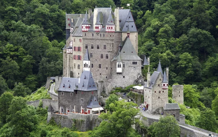 © shutterstock_199066442 - Burg Eltz im Moseltal