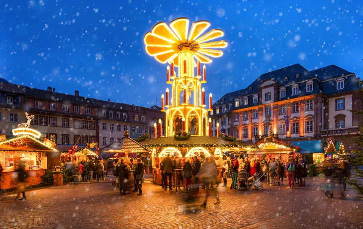 © eyetronic - stock.adobe.com - Weihnachtsmarkt in Heidelberg
