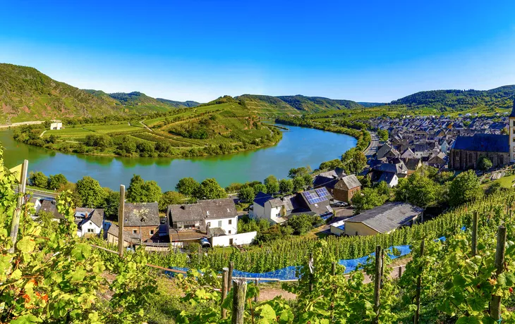 © Comofoto - stock.adobe.com - Moselschleife bei Bremm