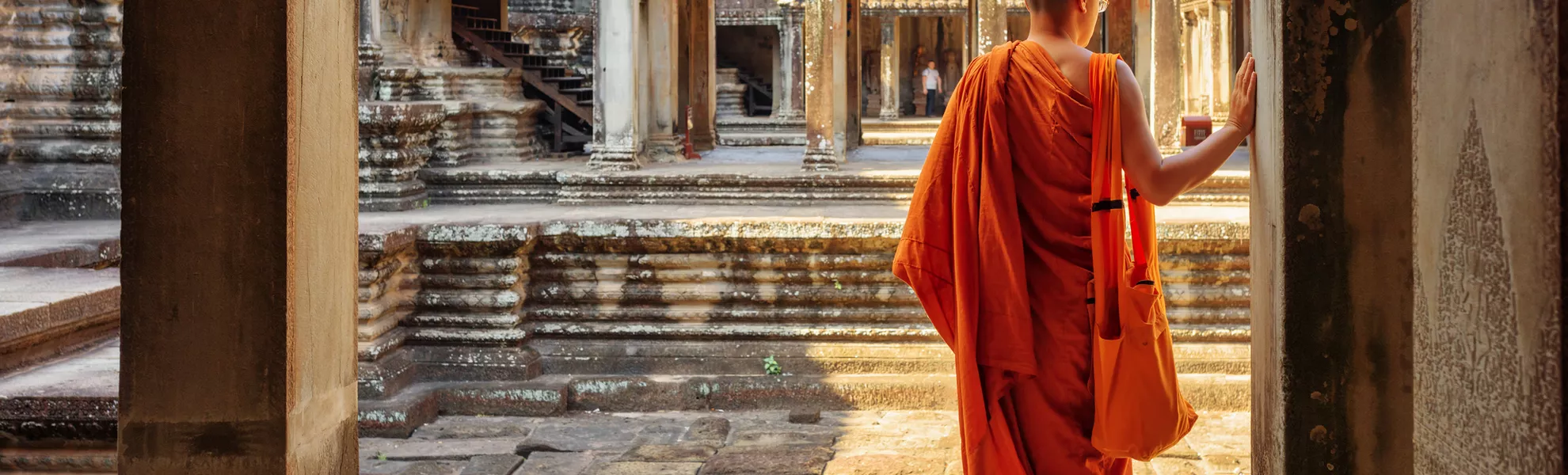 Buddhistischer Mönch, der Höfe von Angkor Wat erforscht,Siem Reap - ©efired - stock.adobe.com