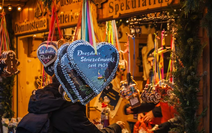 © pureshot - stock.adobe.com - Striezelmarkt auf dem Altmarkt in Dresden, Deutschland