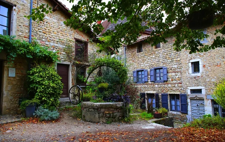 mittelalterliches Pérouges - © Elena Skalovskaia - stock.adobe.com