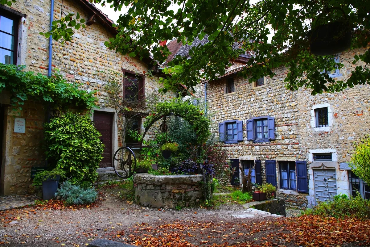 mittelalterliches Pérouges - © Elena Skalovskaia - stock.adobe.com