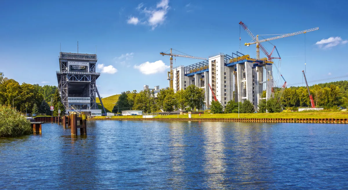 in Bau befindliches neues Schiffshebewerk in Niederfinow unmittelbar neben dem historischen alten Hebewerk - © spuno - Fotolia