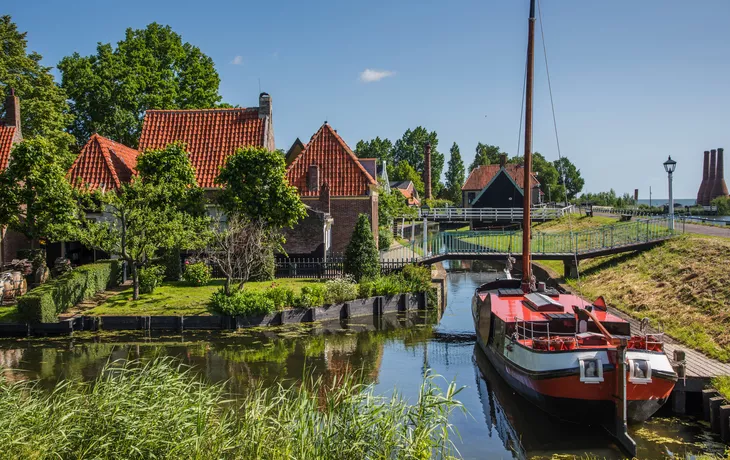 © Bert - stock.adobe.com - alte Fischerhütten im Zuiderzeemuseum Enkhuizen
