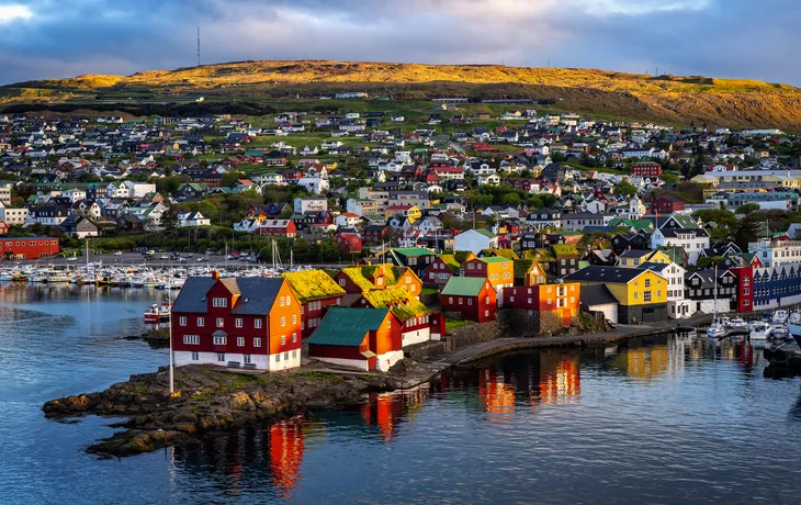 Sonnenaufgang über Torshavn auf den Färöer-Inseln im Nordatlantik - © 1tomm - stock.adobe.com