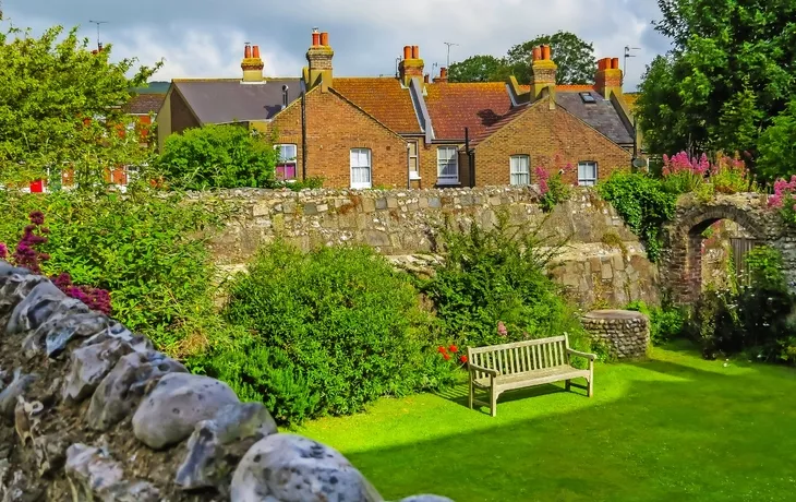 © Arndale - stock.adobe.com - Hof eines alten Hauses im ländlichen England nahe Eastbourne