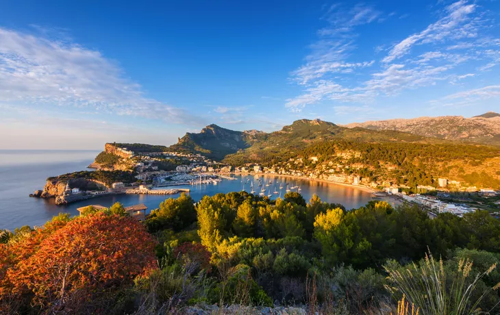 allard1 - stock.adobe.com - Panoramablick auf Port de Sóller auf Mallorca