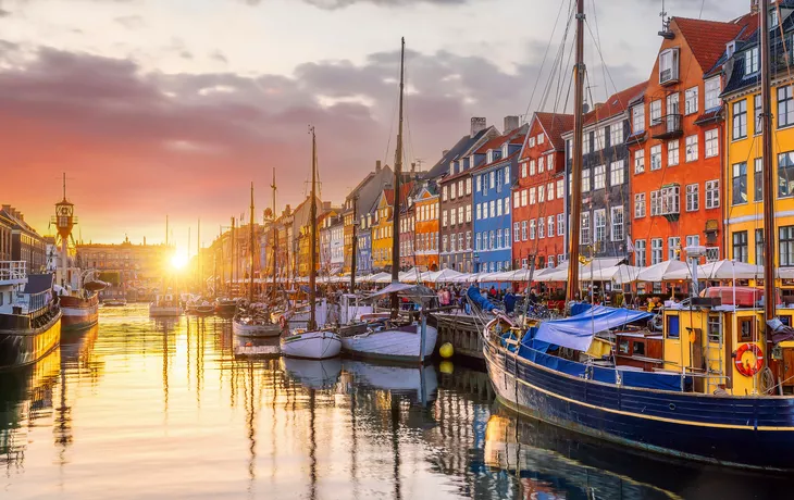 © f11photo - stock.adobe.com - Skyline von Kopenhagen in Dänemark am berühmten alten Nyhavn-Hafen