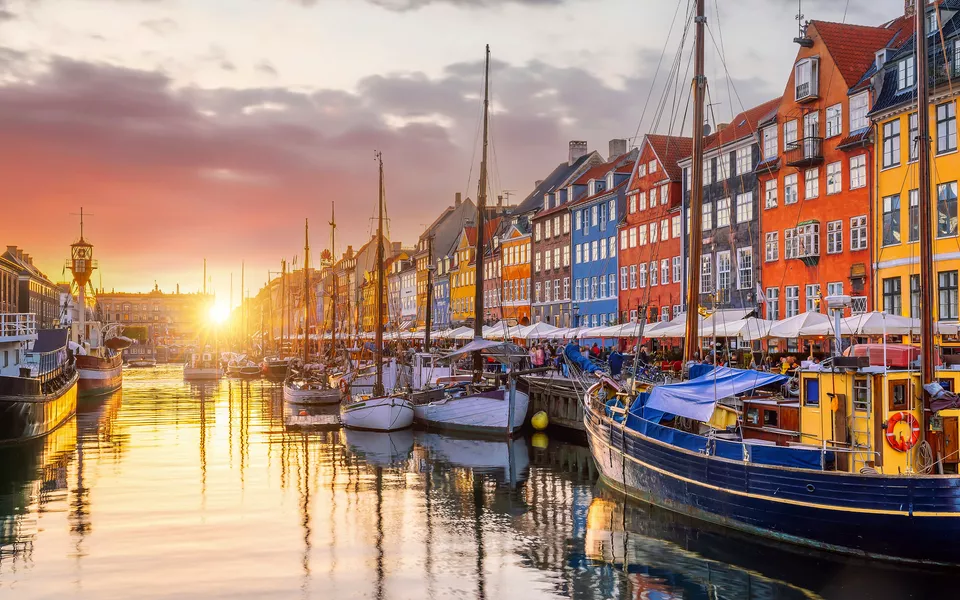 Skyline von Kopenhagen in Dänemark am berühmten alten Nyhavn-Hafen