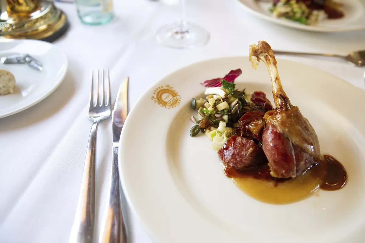 Speise an Bord - © Isabela Pacini  MERIAN Speise an Bord - © Isabela Pacini  MERIAN